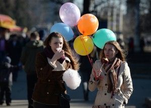 Аномально теплая погода в Москве весна общество праздник люди