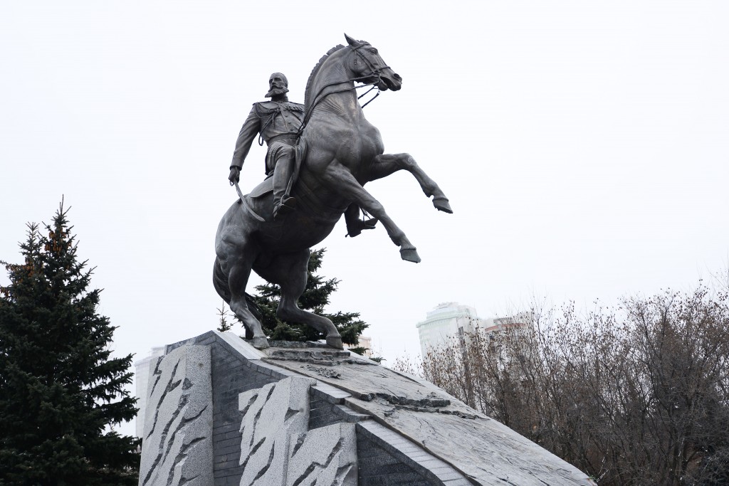 Памятники полководцам. Памятник генералу Михаилу Скобелеву на Вернадском. Памятники полководцам в Москве. Памятник генералу Скобелеву у Академии генерального штаба Москва. Памятник Скобелеву Генштаб.