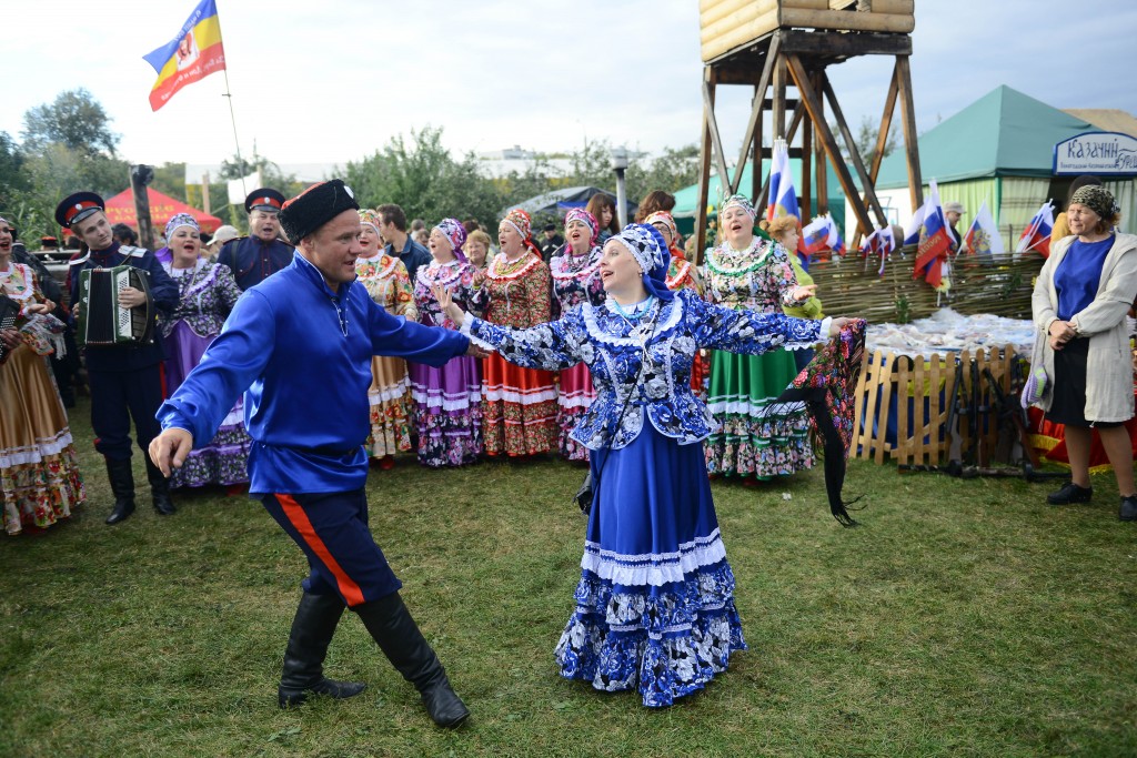 Ансамбль хмель едут казаки. Праздник Кумушка.