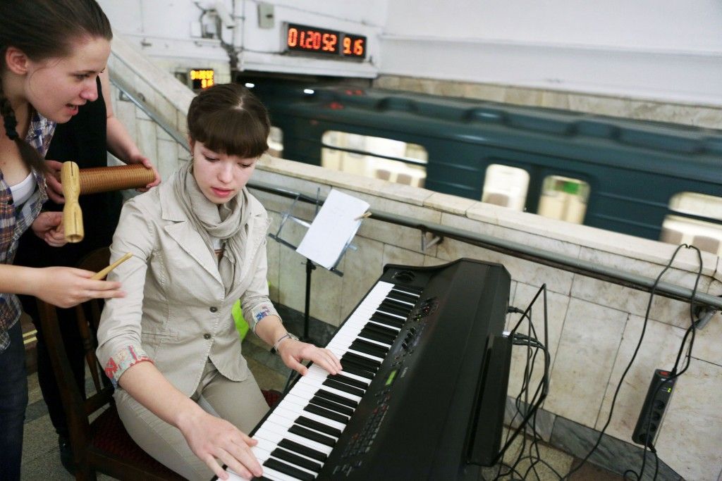 Включи музыкальную станцию. Музыканты в метро. Музыканты в Московском метро. Музыканты в метро Москвы. Музыкальная станция.