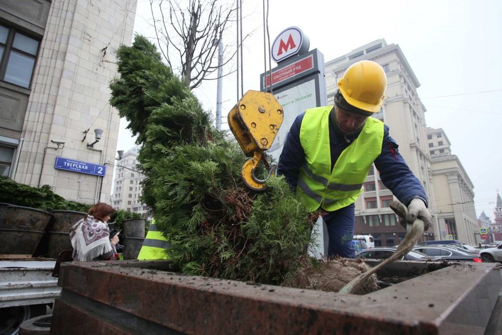 Ул работ. Благоустройство рабочие. ЖКХ И благоустройство. Озеленение города Москвы. Озеленение и благоустройство город Москва.