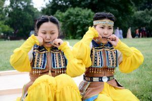 Девушки из Якутии играют на варгане — народном музыкальном инструменте. Фото: «Вечерняя Москва»