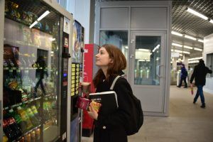 Пассажиры метро смогут купить воду и журнал в дорогу в новых вендинговых автоматах, Фото: Антон Гердо, "Вечерняя Москва"