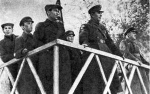 Сентябрь 1941 года. Командир Иван Заикин (второй справа) на митинге