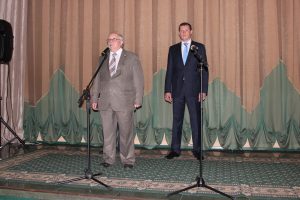 Николай Гончар (слева) и Владимир Говердовский (справа) поздравили ветеранов. Фото: пресс-служба префектуры ЦАО