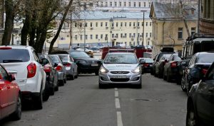Несколько нарушений выявили на парковках в Басманном районе. Фото: "Вечерняя Москва"