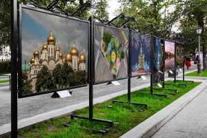 Выставка фотографий об архитектуре старинных храмов открылась в Москве. Фото: пресс-служба префектуры ЦАО