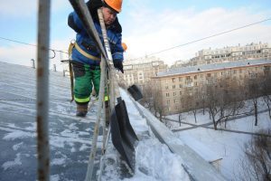 Более 45 кровельщиков будут очищать от снега дома Басманного района. Фото: архив, «Вечерняя Москва»