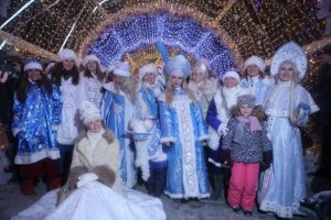 В прошлом году в параде участвовали около 300 снегурочек. Фото: Антон Гердо, «Вечерняя Москва»