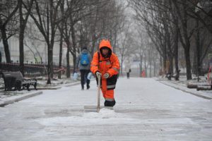 Снег во дворах очистили 552 дворника. Фото: архив, «Вечерняя Москва»
