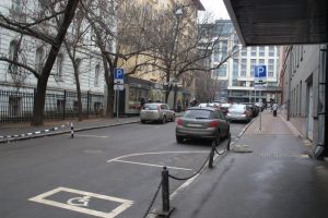 Новую разметку парковочных мест нанесли в Басманном районе. Фото: архив, «Вечерняя Москва»