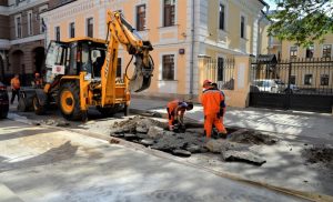 Сотрудники «Жилищника» отремонтировали около 400 квадратных метров дорог в районе за неделю. Фото: Анна Быкова, «Вечерняя Москва»