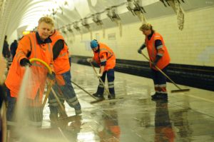 Станции столичной подземки и МЦК подготовят ко Дню города. Фото: Александр Кожохин, «Вечерняя Москва»
