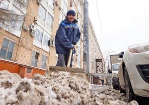 Сотрудники Жилищника очистили кровли отселенных домов от снега. Фото: Антон Гердо, «Вечерняя Москва»