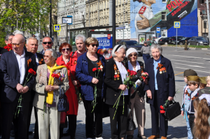Сотрудники управы района совместно с ветеранами возложили цветы к мемориалу на площади Разгуляй. Фото: Никита Нестеров