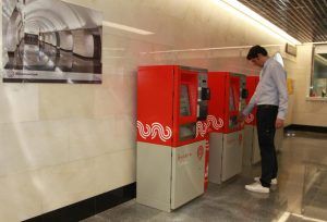 Продажу тематической карты начали на станциях метро в районе. Фото: Наталия Нечаева, «Вечерняя Москва»