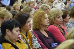 Сотрудники библиотеки имени Николая Некрасова организуют лекцию. Фото: Анна Быкова