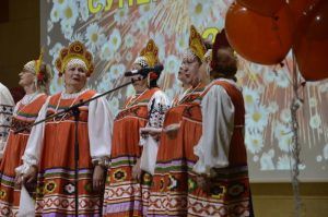 Сотрудники центра соцобслуживания района организуют праздник для горожан. Фото: Анна Быкова