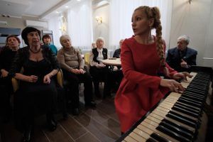 Музыкальное мероприятие организуют в центре социального обслуживания района. Фото: Максим Аносов, «Вечерняя Москва»