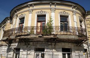 Старинный балкон усадьбы в Колпачном переулке продолжили реставрировать. Фото: пресс-служба Департамента культурного наследия города Москвы