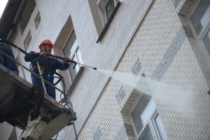 Специалисты ГБУ «Жилищник» промыли фасады домов в районе. Фото: Наталья Феоктистова, «Вечерняя Москва»