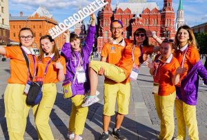 Волонтерское движение столицы помогает жителям. Фото: сайт мэра Москвы