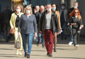 Жителям порекомендовали носить маски в общественных местах. Фото: Наталия Нечаева, «Вечерняя Москва»