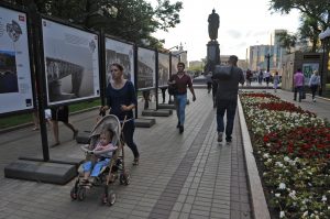 Выставка ко Дню строителя открылась на Чистопрудном бульваре . Фото: Александр Кожохин, «Вечерняя Москва»
