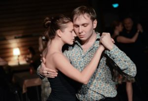 Онлайн-урок танго организуют представители Дома культуры «Гайдаровец». Фото: Наталья Феоктистова, «Вечерняя Москва»