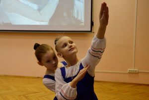 Сотрудники школы №354 представили видео с выступления детского танцевального учреждения. Фото: Анна Быкова