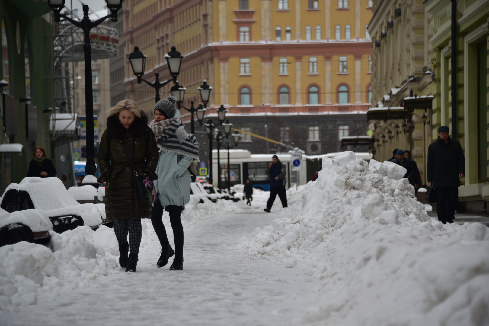 Московский выбирать. Москва конец января. Лубянская площадь Москва сейчас. Памятник на Лубянской площади. Памятник на Лубянской площади сейчас.