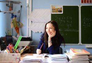 Учителя школы №354 поздравили выпускников. Фото: Наталья Феокситова, «Вечерняя Москва»