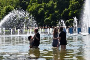 Роспотребнадзор: жара не отменяет масочный режим в столице. Фото: Анна Быкова