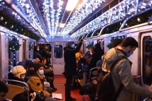 Новогодний поезд начал радовать пассажиров на станции метро района. Фото: официальный канал Дептранса Москвы в социальных сетях