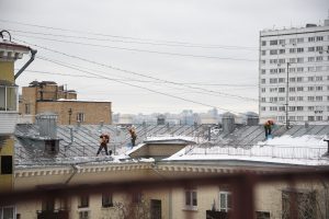 Погибшая в Измайлово женщина проигнорировала меры безопасности при чистке крыши. Фото: Пелагия Замятина, «Вечерняя Москва»