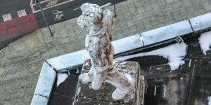 Скульптуры дома Военно-инженерной академии отреставрируют уже это весной. Фото: сайт мэра Москвы