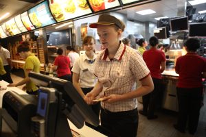 Компания McDonald`s продолжит выплачивать зарплаты сотрудникам во время логистического простоя. Фото: Волков Павел, «Вечерней Москвы»