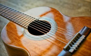 Песни под гитару исполнят на мастер-классе в «Гайдаровце». Фото: pixabay.com