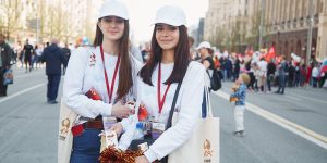 Участникам акции «Бессмертный полк» будут помогать более 5,5 тыс волонтеров. Фото: сайт мэра Москвы