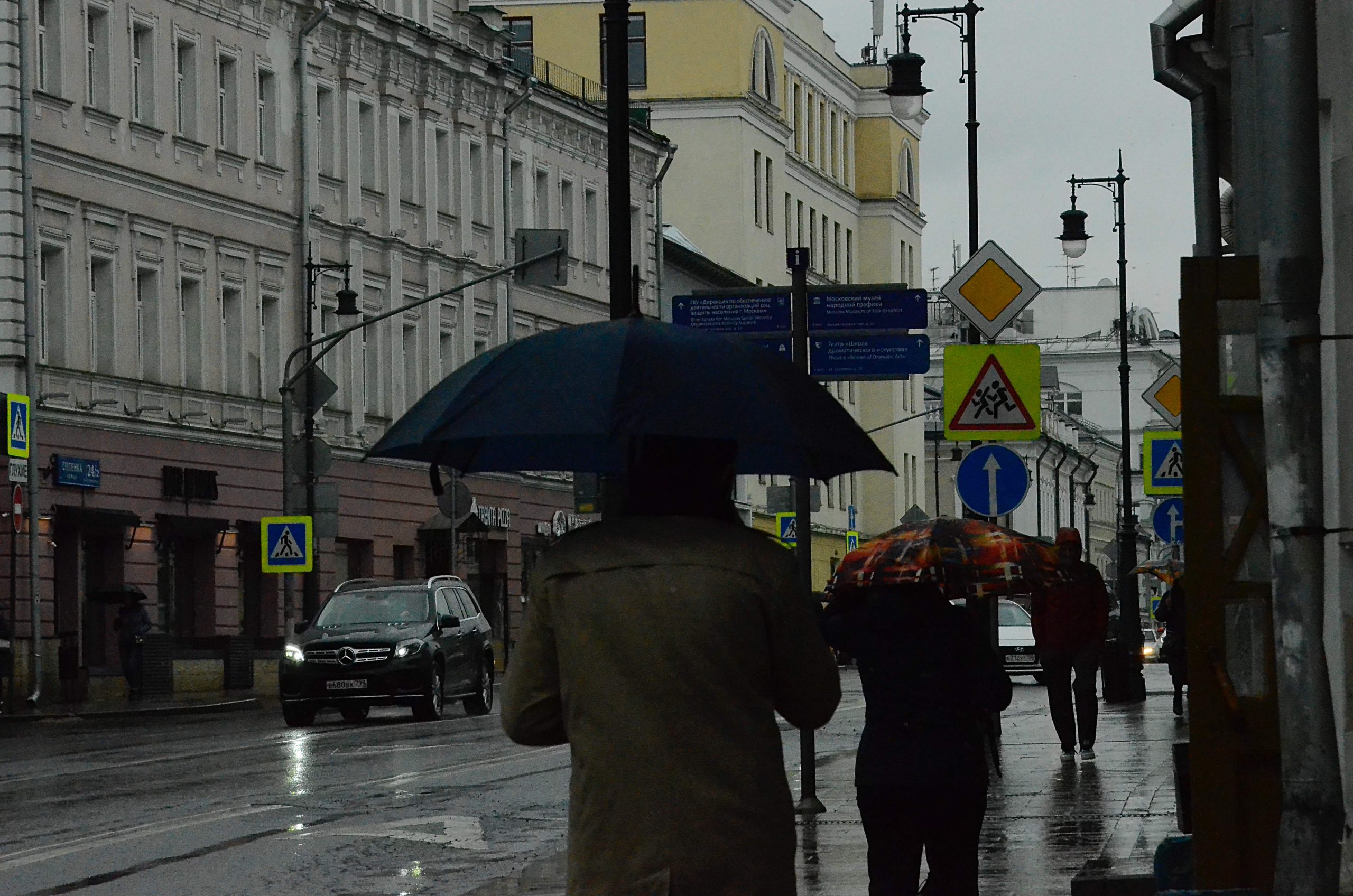 На улицы ливень. Дождь в Москве. Ливень в Москве. Ливневые дожди и городское хозяйство. Сильный ливень в Москве.