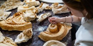 Специалисты научно-реставрационного центра имени Грабаря представили мастер-класс по работе с керамикой. Фото: сайт мэра Москвы