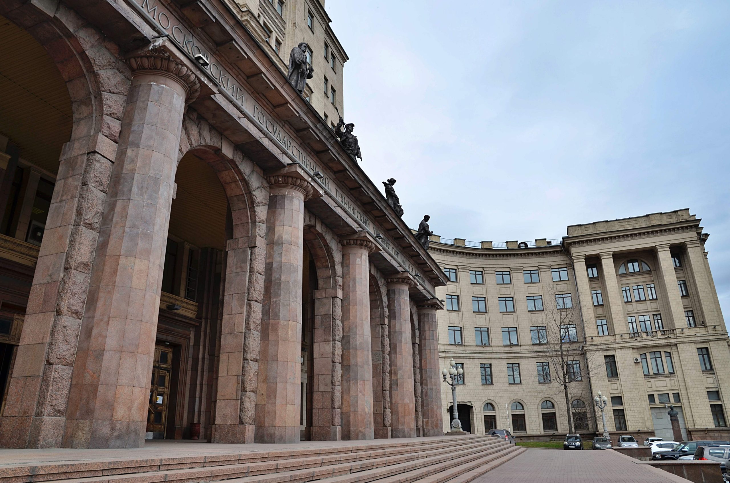 Мгту баумана специальности. МГТУ Баумана крыльцо. Район Бауманки в Москве. Студентки института имени Баумана. МГТУ им Баумана коридор Full HD.