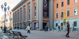 Памятник народным артистам СССР открыли у Театра имени Вахтангова. Фото: сайт мэра Москвы