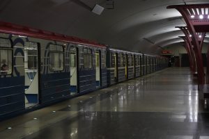 Головные вагоны поездов метро украсят ко Дню народного единства. Фото: Анна Быкова, «Вечерняя Москва»