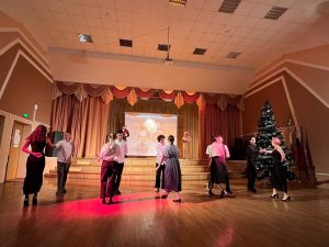 Новогодняя дискотека в стиле пушкинского бала прошла в школе №345. Фото взято со страницы школы в социальных сетях