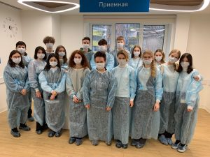 Ученики школы Карбышева посетили обзорную эскурсию по поликлинике №46. Фото со страницы образовательного учреждения в социальных сетях
