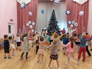 Школа Карбышева провела для учеников «Прощание с новогодней елочкой». Фото взято со страницы школы №354 в социальных сетях