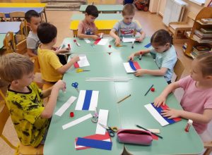 День флага России отметили в детском саду при школе №345. Фото со страницы учреждения в социальных сетях