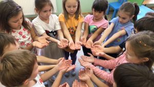 Акция ко Дню мытья рук прошла в подготовительных группах школы №345. Фото: страница учреждения в социальных сетях