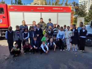 Ученики «Школы на Яузе» посетили экскурсию в пожарно-спасательном отряде. Фото со страницы школы в социальных сетях